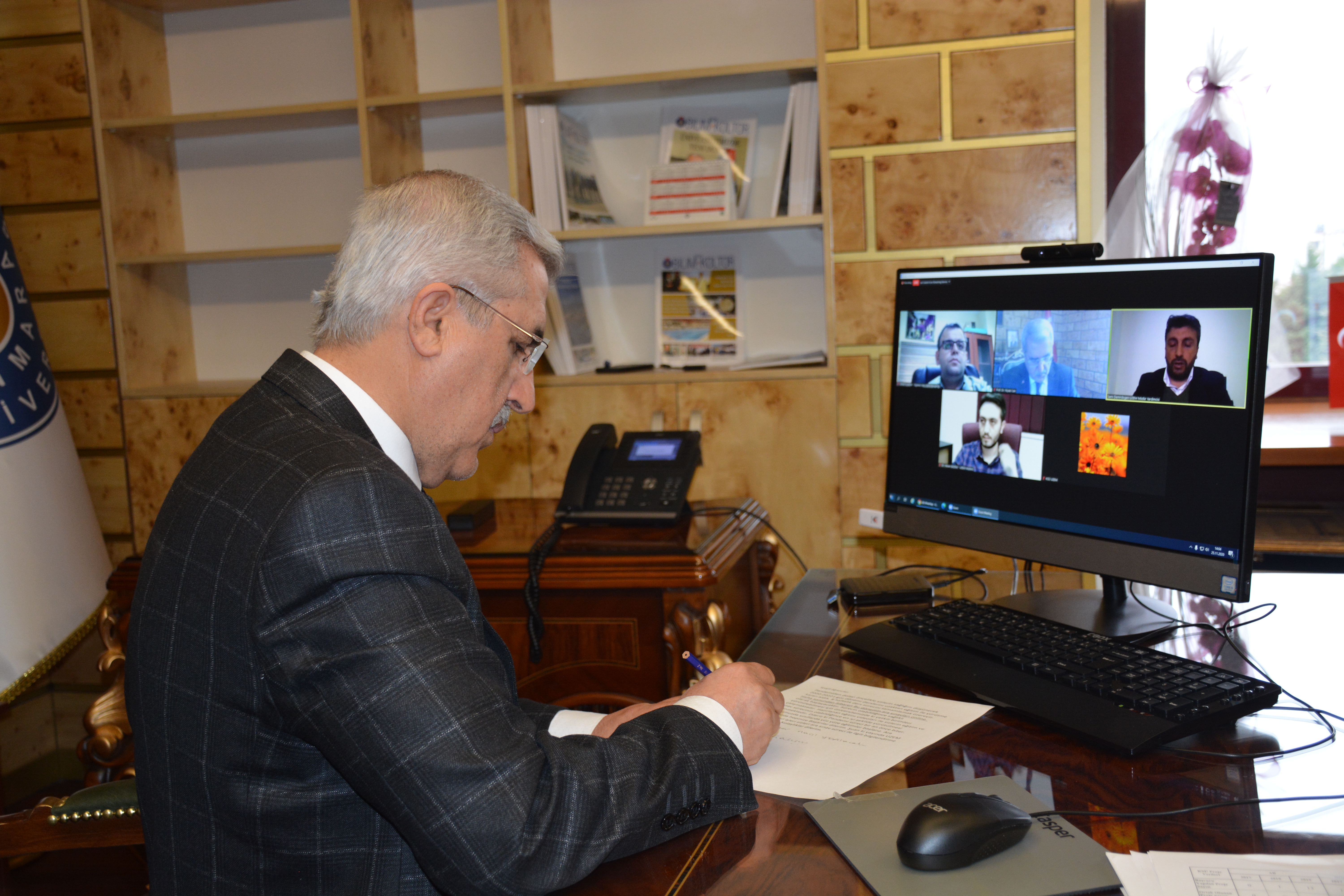 Üniversitemiz Öğrencilerinin Ara Sınava İlişkin Soruları Sosyal Medya Üzerinden Gerçekleştirilen Canlı Yayında Cevaplandırıldı