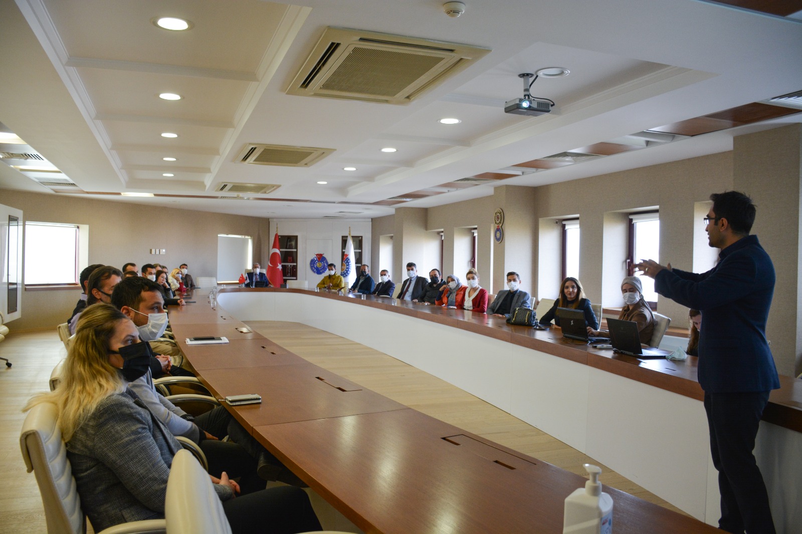 Üniversitemiz İdari Personeline; Yunus Emre, Ahi Evran, Hacı Bektaş Veli ve Mehmet Akif Ersoy Seminerleri Verildi