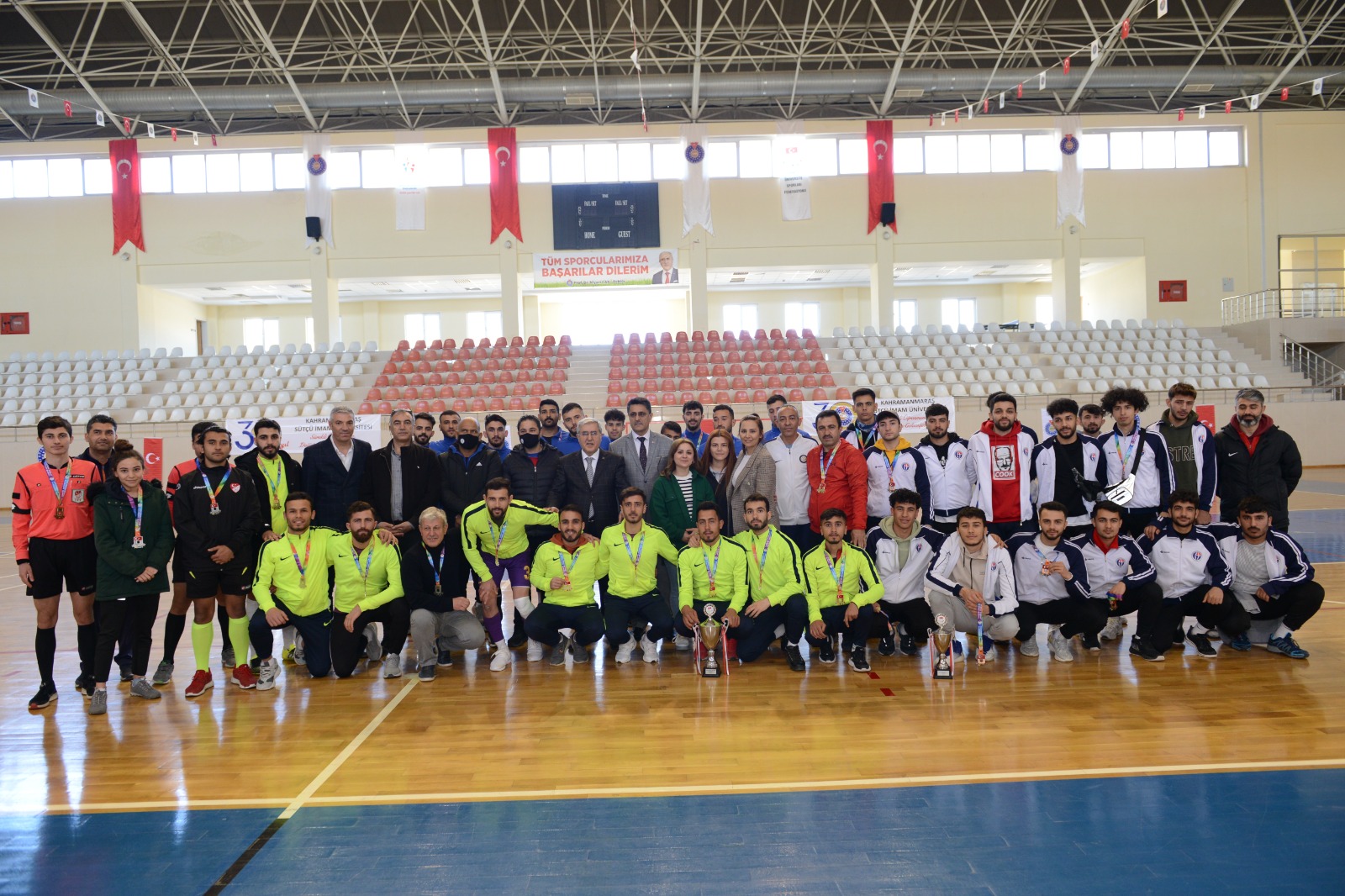 TÜSF Salon Futbolu 1. Lig Grup Müsabakalarında Dereceye Giren Takımlar Ödüllerini Üniversitemiz Rektörü Prof. Dr. Niyazi Can’ın Elinden Aldı