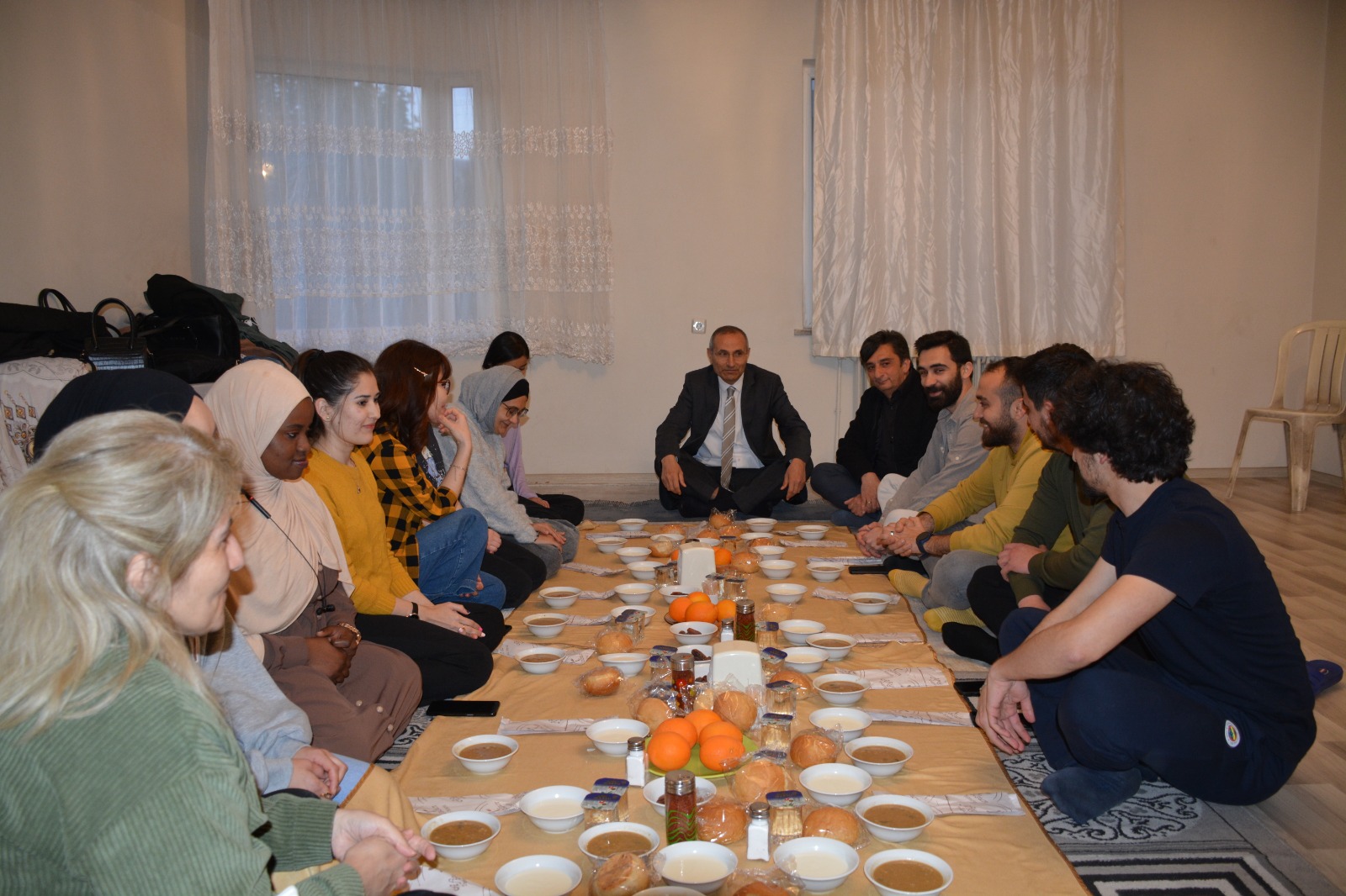 Türki Cumhuriyetlerden Gelen Öğrencilerle İftarda Buluşma: Üniversitemiz Rektörü Prof. Dr. Niyazi Can İftarda Öğrenci Evine Misafir Oldu