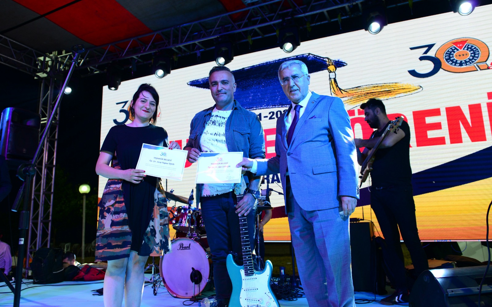 Üniversitemiz, 2021-2022 Mezunlarını Gurur ve Coşku ile Uğurladı