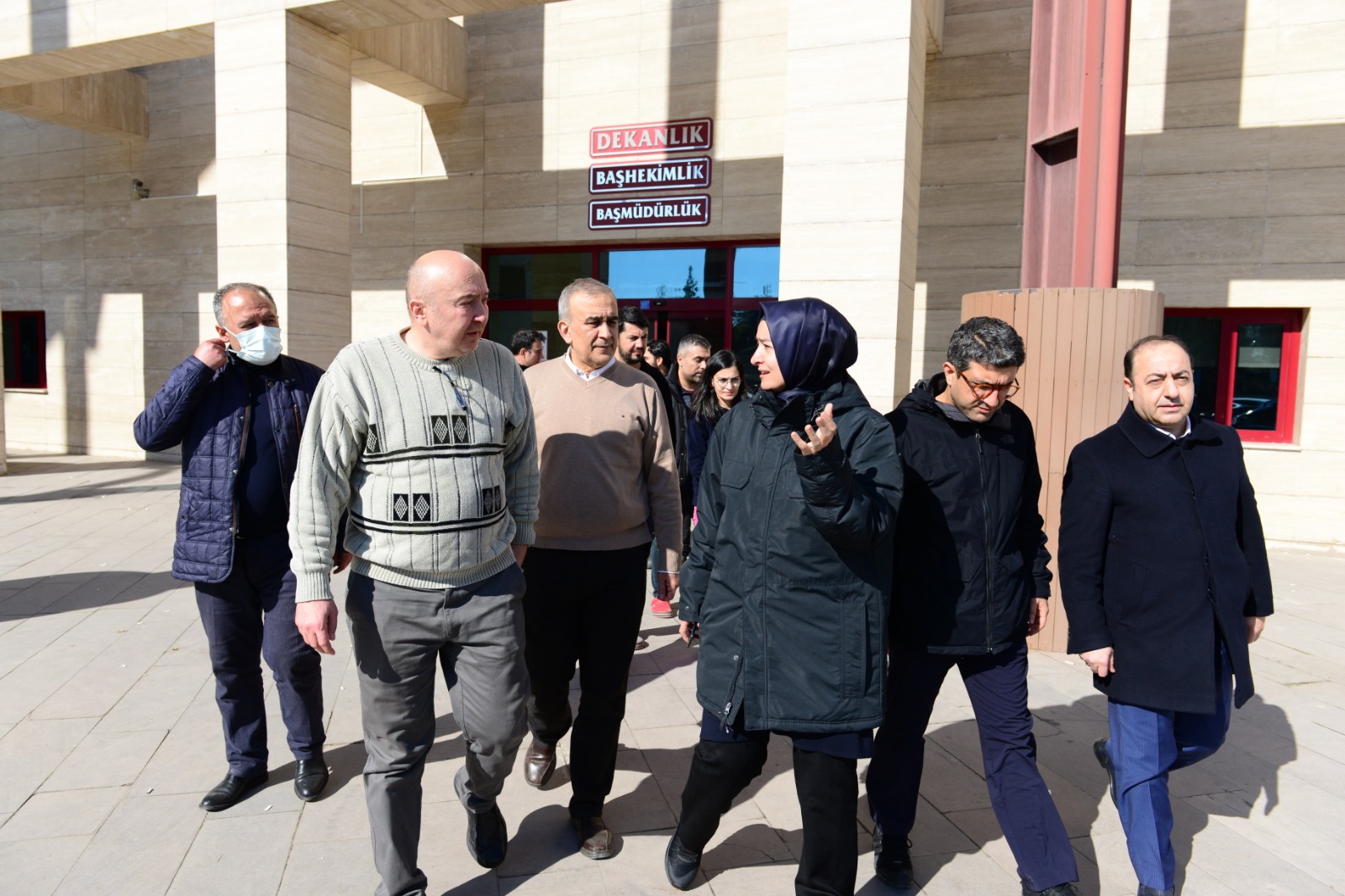 Eski Aile ve Sosyal Politikalar Bakanı Dr. Fatma Betül Sayan Kaya ve Cerrahpaşa Tıp Fakültesi Başhekimi Doç. Dr. Emin Köse Depremzedeleri Ziyaret Etti