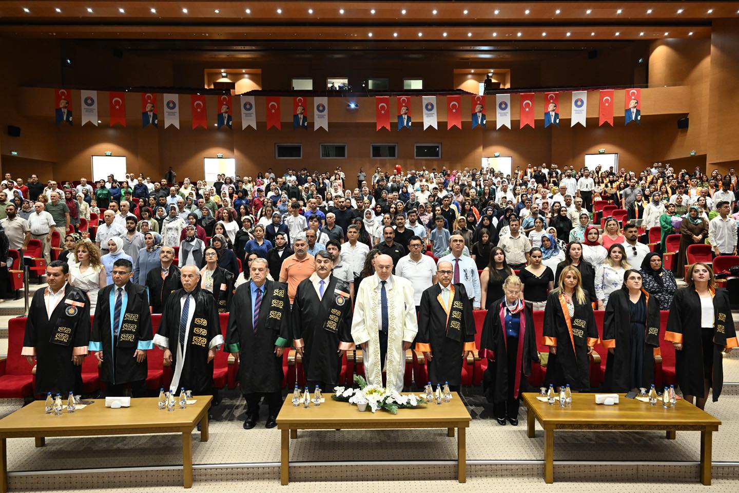 İnsan ve Toplum Bilimleri Fakültesinde Mezuniyet Heyecanı